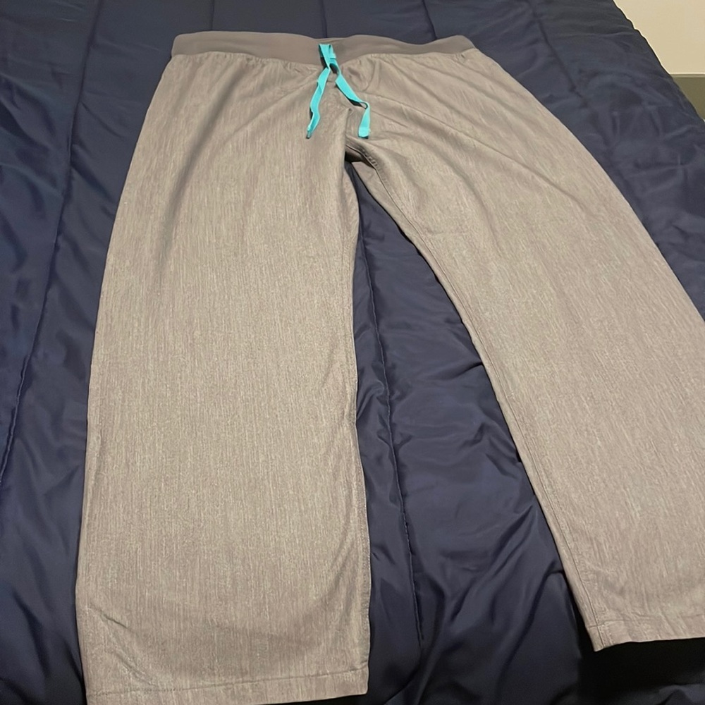 Figs Livingston in Graphite in Large Petite